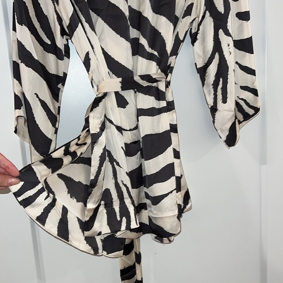 Patterned Wrap Front Blouse - Picture 5 of 7